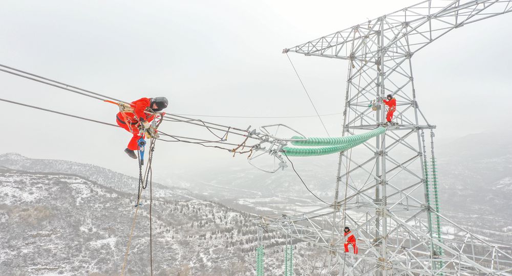 2月13日，在山西送變電公司承建的山西壽陽明泰電廠、西上莊電廠點對網500千伏線路工程施工現場，施工人員開展雪后架線作業。