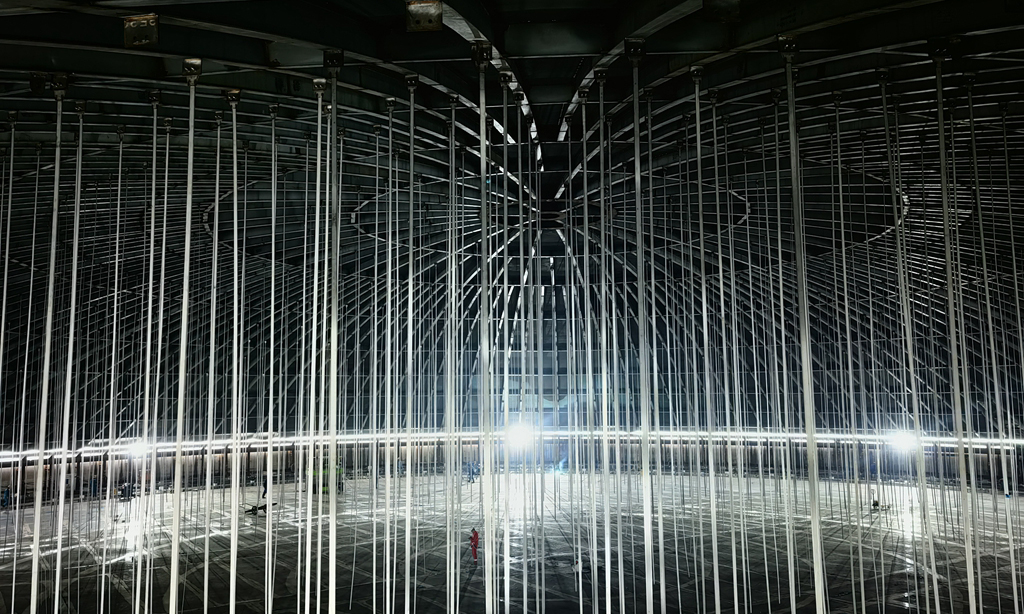 升頂時(shí)，施工項(xiàng)目團(tuán)隊(duì)為“氣墩墩”戴上重達(dá)1140噸的“帽子”。圖為穹頂內(nèi)部，作業(yè)人員完成吊頂安裝作業(yè)。