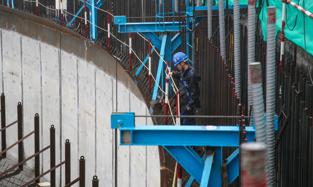 跨度百米的儲(chǔ)罐穹頂是設(shè)計(jì)建造的巨大難題。27萬(wàn)立方米儲(chǔ)罐的穹頂就像一個(gè)由144根H型鋼拼接而成的傘蓋，需要在沒有任何中間支撐的情況下跨越近百米的距離。不僅如此，穹頂還要能承受上方1萬(wàn)余噸混凝土重量。項(xiàng)目組通過(guò)模擬500種工況組合、經(jīng)過(guò)上萬(wàn)次的計(jì)算，找到了穹頂圓弧結(jié)構(gòu)面的最佳曲率，并精細(xì)化模擬了穹頂混凝土分環(huán)澆筑的施工方案，成功解決了超大跨度薄殼結(jié)構(gòu)穩(wěn)定性難題。