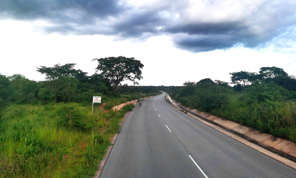 近日，中國中鐵旗下中鐵七局承建的坦桑尼亞108公里道路升級項目，經(jīng)由坦桑尼亞國家公路局代表、卡塔維省公路局代表、監(jiān)理咨詢工程師等一行人組成的10人驗收工作小組檢查認(rèn)定，順利通過終交驗。圖為坦桑尼亞108公里道路升級項目。