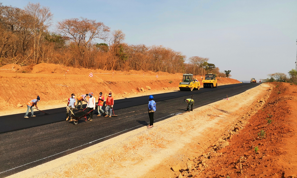 該項目沿線地形地貌復(fù)雜，途經(jīng)群山、森林、沼澤及64公里保護區(qū)（無人區(qū)），環(huán)保要求等級高；沿線野生動物時有出沒，且蚊蟲多，瘧疾、傷寒患病率高；項目所在地?zé)o公用飲用水設(shè)施。中鐵七局海外建設(shè)者主動作為，通過聘用安保人員防備叢林野獸、打井取水并與村民共享等方式克服困難，精心組織施工，建成品質(zhì)工程，受到當(dāng)?shù)馗鹘绶Q贊。圖為坦桑尼亞108公里道路升級項目旱季瀝青砼施工現(xiàn)場。
