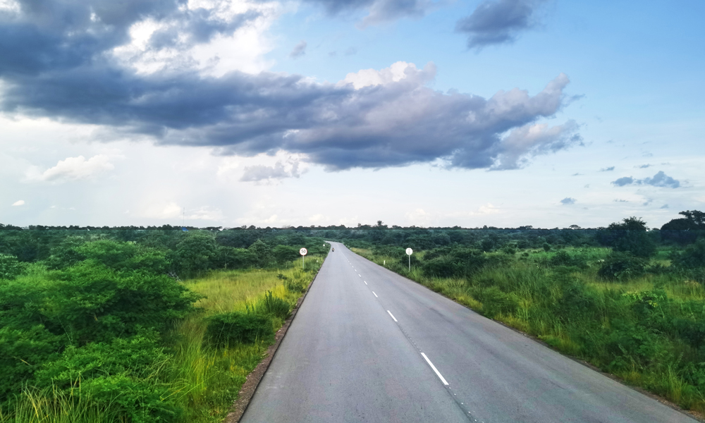 作為坦桑尼亞重要的國家級主干公路，項目開通運營后，不僅極大地便利了沿線民眾出行，還對卡塔維省的礦產(chǎn)資源和農(nóng)業(yè)開發(fā)產(chǎn)生積極深遠(yuǎn)影響，對當(dāng)?shù)氐慕?jīng)濟發(fā)展提速具有舉足輕重的意義。據(jù)悉，中鐵七局在坦桑尼亞已累計建成道路里程近1300公里。圖為坦桑尼亞108公里道路升級項目。