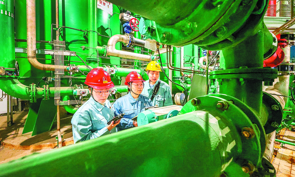 近日，中國(guó)石化揚(yáng)子石化熱電廠交換器正洗水回用項(xiàng)目投用。裝置管理人員加強(qiáng)巡檢，做好關(guān)鍵儀表、設(shè)備特護(hù)，24小時(shí)不間斷監(jiān)控記錄運(yùn)行情況，確保安穩(wěn)運(yùn)行。圖為員工優(yōu)化調(diào)整運(yùn)行參數(shù)。