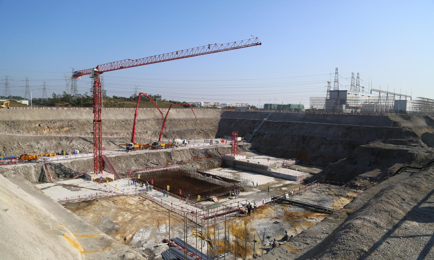 2016年11月28日，防城港核電站3號機組常規島泵房澆筑第一罐混凝土。