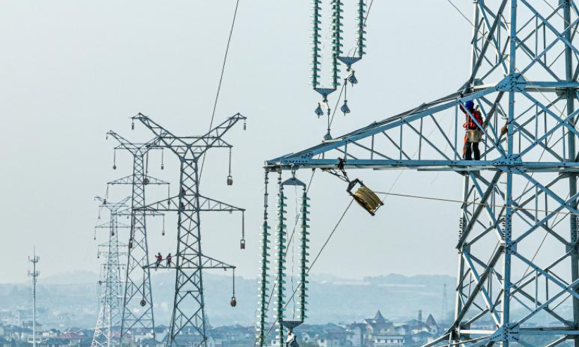 近日，國家電網浙江電力員工架設夏金—太真220千伏輸電線路。