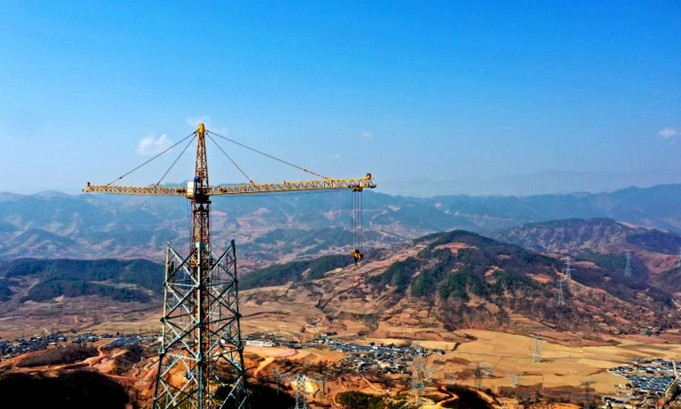 近日，國家電網四川電力員工在攀西電網優化改造工程月城Ⅱ500千伏輸變電工程鐵塔組立現場施工作業。
