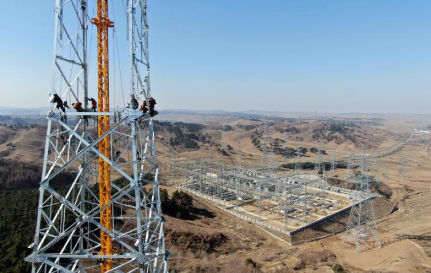 近日，國家電網遼寧電力員工在清原抽水蓄能電站500千伏送出線路工程現場組立鐵塔。
