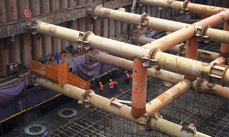 中鐵大橋局工人在揚子洲贛江公鐵大橋建設現場施工（4月2日攝）。新華社記者 萬象 攝