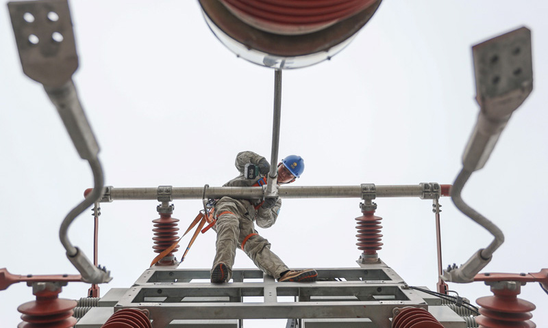 近日，國家電網江蘇送變電公司員工對110千伏避雷器設備實施復引連接。