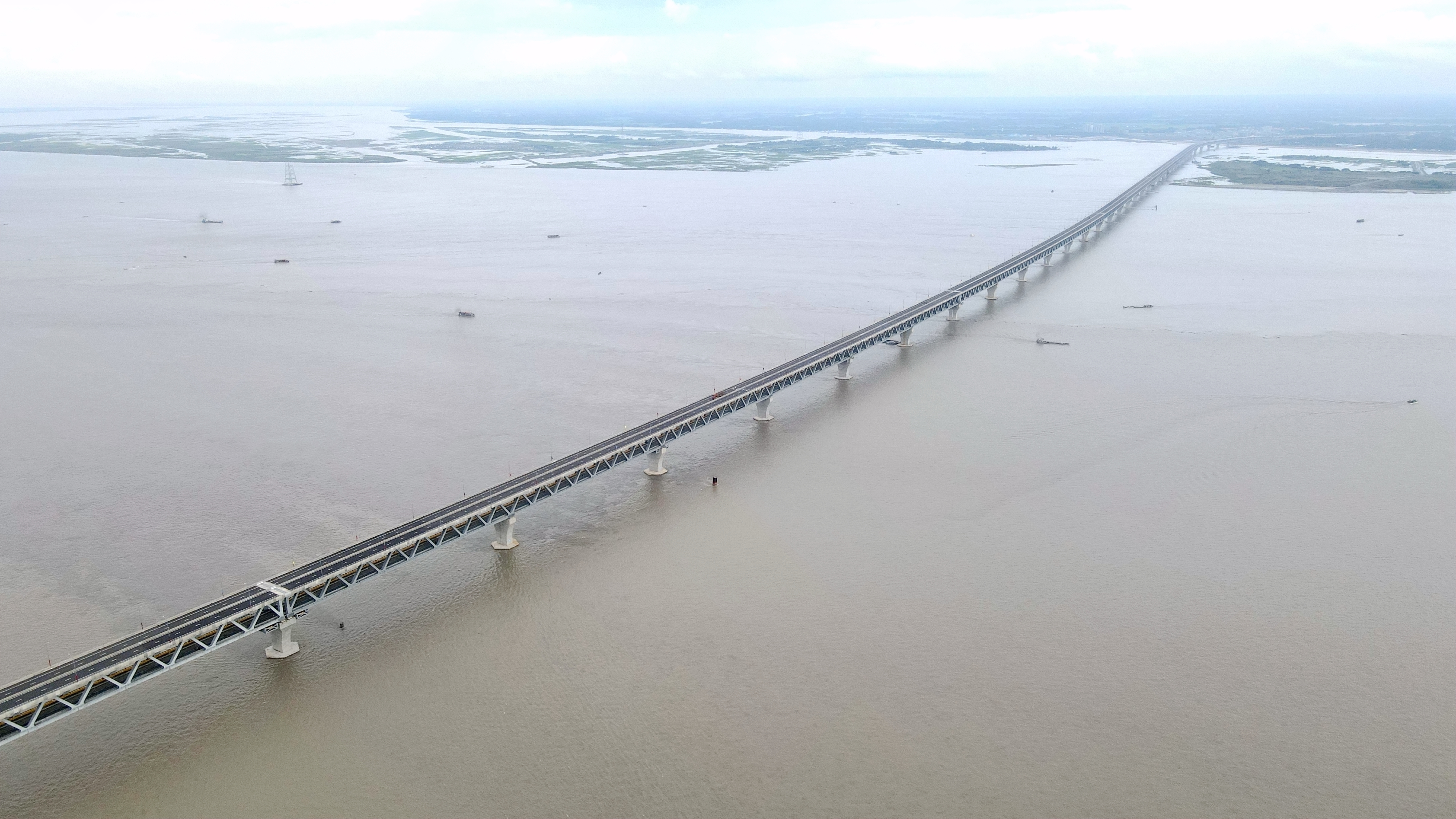 孟加拉帕德瑪大橋鐵路連接線線下工程將于今年8月完成，全線將在2024年6月完成并通車。屆時，南部20多個區將與首都達卡通過鐵路連接起來，從達卡到杰索爾的旅行車程由原來的10個小時縮短到2個小時，預計可推動孟加拉國GDP增長1.5%左右，造福孟加拉國超過一半的人口，不僅將極大促進孟加拉國及南亞區域互聯互通和經濟發展，還將有助于完善孟中印緬鐵路通道建設，促進孟加拉國與周邊國家的互聯互通，對于落實“一帶一路”倡議、建設孟中印緬經濟走廊具有重要意義。