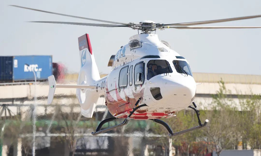 AC332直升機基于需求側創新理念，按照CCAR-29最新適航要求研制，瞄準目標市場，采用單旋翼、高置涵道尾槳、滑橇起落架和蛤殼式后艙門布局，可搭載10名乘客，最大起飛重量3850千克，最大巡航速度260千米/時，最大航程693千米，兼顧更優使用性能、更低使用成本和多樣化構型需求。