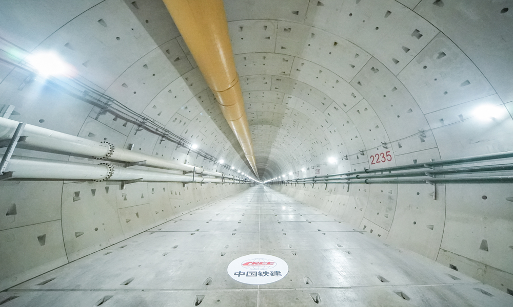 4月12日上午9時許，隨著“新穿越號”盾構機刀盤破洞而出，由中國鐵建所屬鐵四院設計、中鐵十四局承建的上海首條市域鐵路機場聯絡線2標盾構隧道順利貫通，為我國首條串聯“兩座機場和三座火車站”的空鐵直通線路加快建設奠定了堅實的基礎。圖為建成后的成型隧道。
