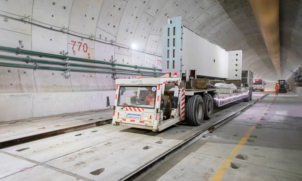 上海機場聯絡線從虹橋樞紐站出發，途經閔行、徐匯、浦東三區，最后到達上海東站。正線全長68.6公里，共設9個車站，設計時速160公里。圖為中隔墻運輸車在已經成型的隧道里進行運輸作業。