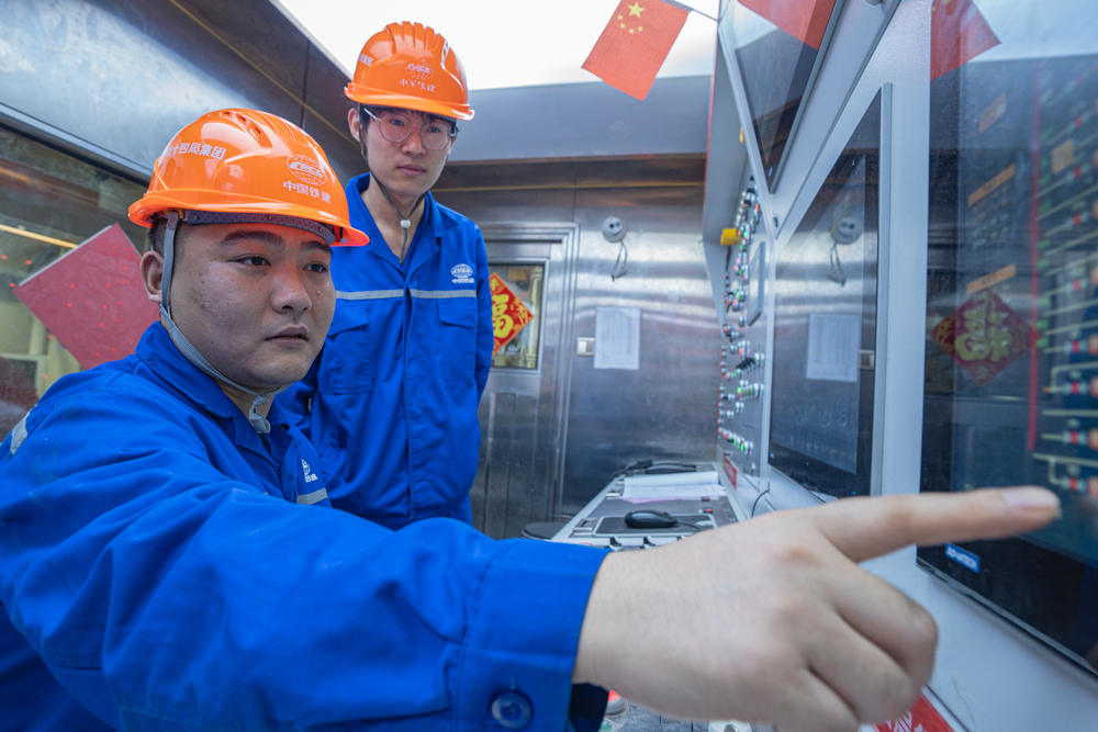 據悉，上海機場聯絡線工程建成通車后，乘客往來虹橋與浦東兩大綜合交通樞紐，由原來90分鐘縮減至40分鐘。同時還將進一步增強浦東和虹橋綜合交通樞紐對長三角區域的輻射作用，服務長三角城市群，為提升上海全球城市能級和核心競爭力、落實長三角一體化發展國家戰略提供有力支撐。圖為盾構機長劉昕（左下）在駕駛“新穿越號”盾構機。