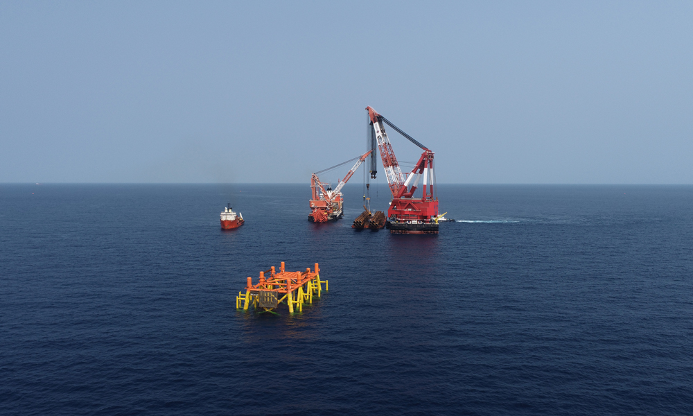 4月12日，由中國(guó)海油與韓國(guó)SK集團(tuán)聯(lián)合建造的陸豐12-3深水導(dǎo)管架成功滑移下水并精準(zhǔn)就位，標(biāo)志著我國(guó)深水超大型導(dǎo)管架成套關(guān)鍵技術(shù)和安裝能力取得新突破，開創(chuàng)了我國(guó)海洋工程領(lǐng)域國(guó)際合作新的里程碑。