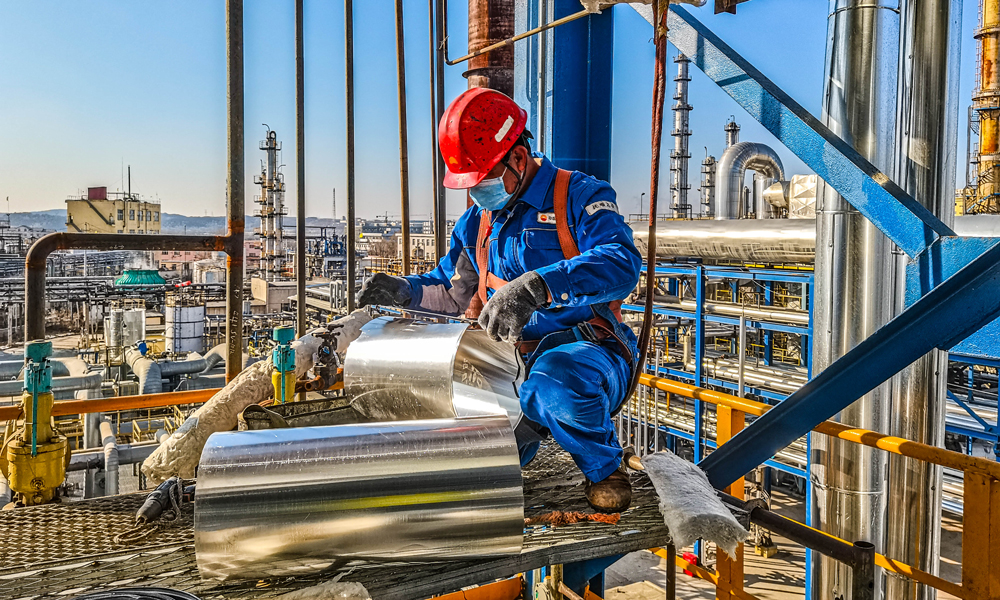 4月12日，撫順石化工建公司干部員工鉚足干勁，全力推進油蠟聯產項目建設和石油二廠、乙烯廠裝置檢修。