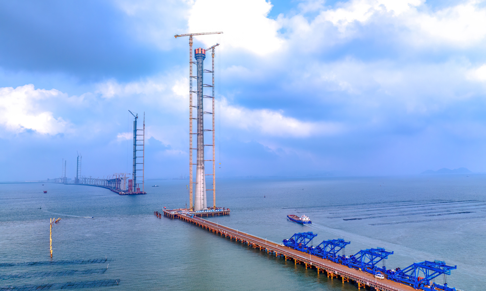 4月18日上午10點，廣東省交通集團在建的粵港澳大灣區(qū)超級工程黃茅海跨海通道項目最后一座主塔——黃茅海大橋中塔順利封頂。至此，項目的關鍵工程黃茅海大橋和高欄港大橋五座主塔全部封頂。