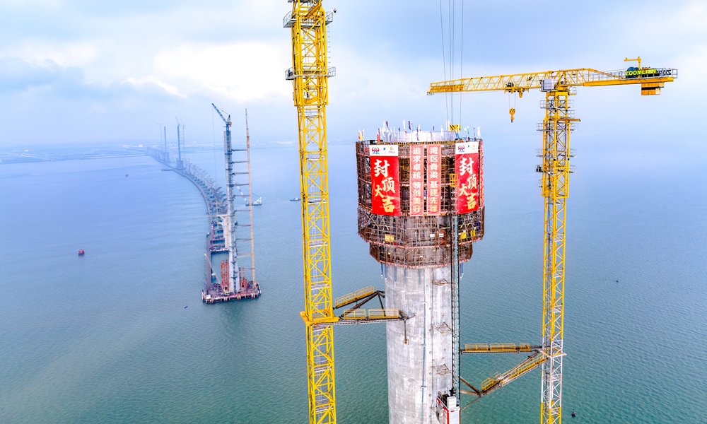 黃茅海大橋全長2200米，為世界上跨徑最大的三塔公路斜拉橋。此次封頂?shù)闹兴呒s263.78米，相當于80多層樓高，是五座主塔中高度最高、截面形變最劇烈、直徑最大、施工工藝最為繁雜的一座主塔。