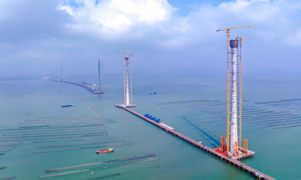 目前，黃茅海跨海通道建設進展順利，即將開始鋼箱梁吊裝，預計2024年4月鋼箱梁合龍，2024年底建成通車。