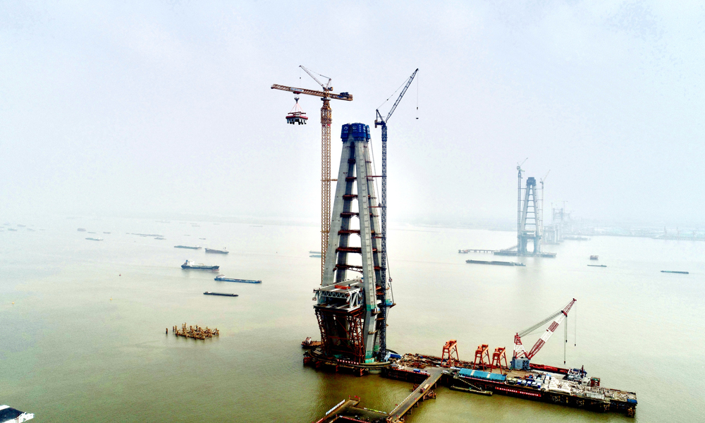 近日，隨著280噸重的底節鋼塔穩穩放置在250米高的中塔柱合龍段上，中國中鐵旗下中鐵大橋院設計、中鐵大橋局承建、中鐵工業參建的常泰長江大橋主航道橋6號主塔轉入上塔柱施工階段。常泰長江大橋主航道橋主跨達1176米，是世界最大跨度公鐵兩用斜拉橋，6號主塔設計高度352米，是世界在建最高橋塔。