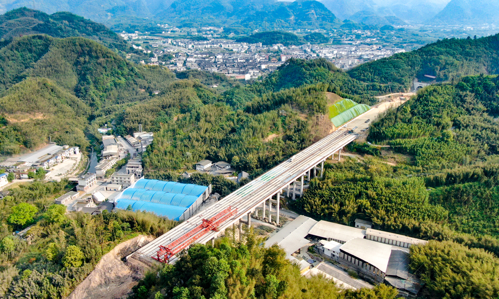 近日，隨著大沙壩大橋最后一片T梁成功架設，中鐵北京局承建的四川宜賓至云南威信高速公路2標項目主線橋梁雙幅架設全部完成。目前，宜威高速公路2標項目施工建設已完成超過90%。項目建成后，川南地區將新增一條出川高速公路通道，并與已建成的宜彝高速、宜敘高速、內宜高速、樂宜高速、納黔高速、宜渝高速、宜畢高速等連接成網。