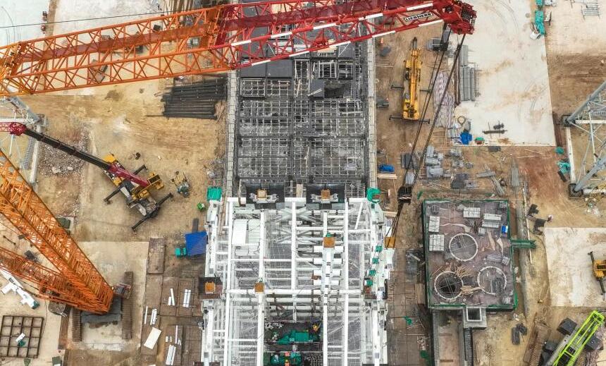 目前，海南商業航天發射場的建設工作正在緊張進行中。中國航天科技集團有限公司一院特車公司承建的一號工位固定勤務塔已完成第7、第8層的鋼構吊裝，即將開展第9、10層鋼結構吊裝；一號工位1號避雷塔已安裝至第6層，4號避雷塔已安裝第3層；其余前置設備間、噴水降噪設施建設穩步推進，發射臺和回轉平臺正在島外加緊生產。中國新聞網記者 駱云飛 攝