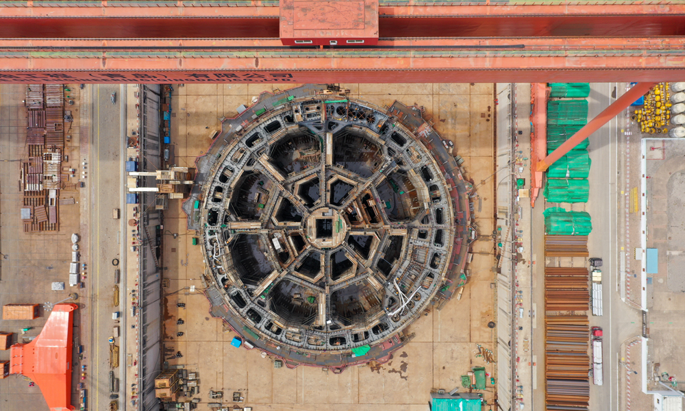 該FPSO作為我國自主設(shè)計建設(shè)的亞洲首艘圓筒型FPSO，由雙層底、中筒體一層、中筒體二層、主甲板和舷墻等五層分段構(gòu)成。建造過程中共劃分為126個分段進行預(yù)制，截至目前已完成68個分段的總裝合龍工作，整個船體結(jié)構(gòu)合龍已完成四分之三。