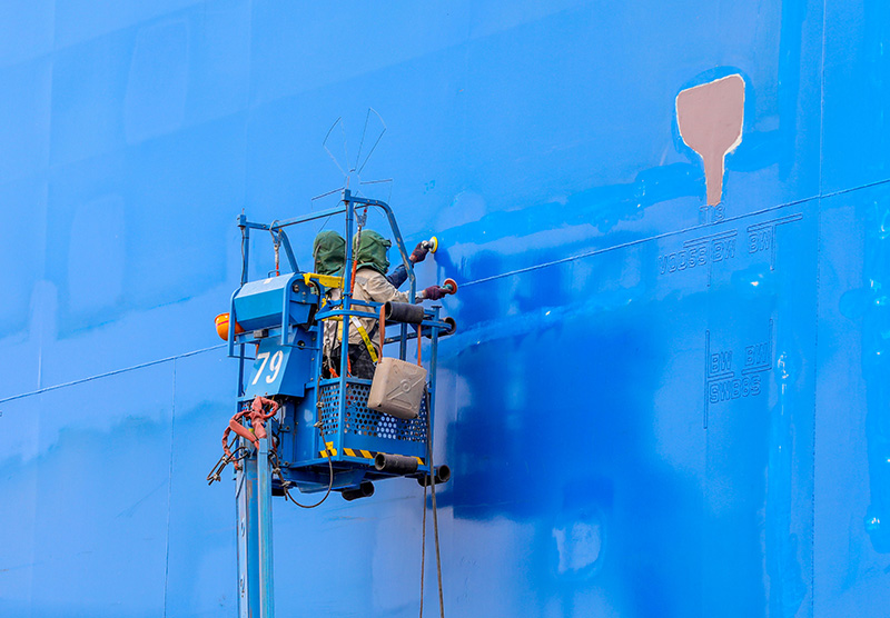 公司客戶除國內(nèi)主要航運(yùn)公司外，還覆蓋希臘、法國、挪威等國家主流航運(yùn)公司。圖為揚(yáng)州中遠(yuǎn)海運(yùn)重工有限公司工人在作業(yè)。