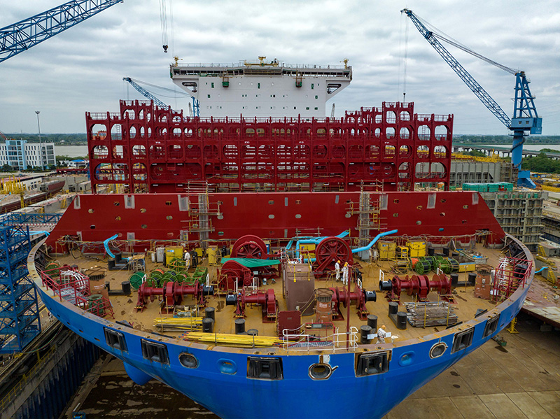 目前，公司開足馬力抓生產(chǎn)，在手訂單共計(jì)41艘，2023年公司全年計(jì)劃交付新船19艘。圖為無人機(jī)拍攝的揚(yáng)州中遠(yuǎn)海運(yùn)重工有限公司工人在作業(yè)。