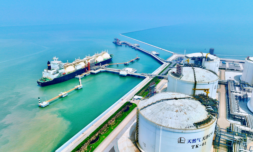 近日，“愛可”號LNG運輸船靠泊中國石化天然氣分公司天津LNG接收站。