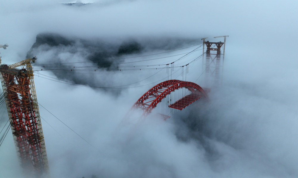 目前，中國中鐵旗下中鐵大橋局承建的湖北宜來高速溇水河特大橋建設(shè)正在快速推進。溇水河特大橋位于湖北省恩施土家族苗族自治州鶴峰縣境內(nèi)，地處褶皺山地，橫跨300多米深的U型峽谷，是宜來高速公路鶴峰東段的控制性工程。圖為近日拍攝的溇水河特大橋。楊順丕 攝