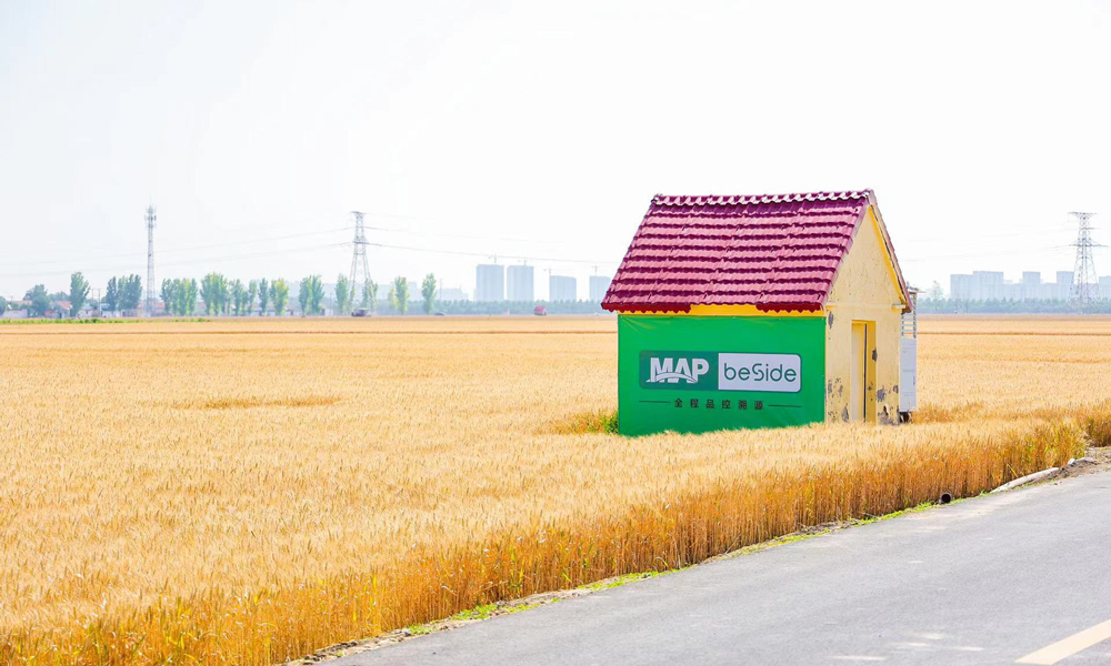 山東桓臺(tái)MAP中化現(xiàn)代農(nóng)業(yè)示范農(nóng)場(chǎng)是中國(guó)中化旗下先正達(dá)集團(tuán)中國(guó)與雀巢中國(guó)共同打造的首個(gè)再生農(nóng)業(yè)示范基地。該農(nóng)場(chǎng)的“低碳小麥”在種植全過(guò)程中嚴(yán)格遵循再生農(nóng)業(yè)耕種原則，采取免耕播種方式，與傳統(tǒng)方式相比減少2-3次農(nóng)機(jī)作業(yè)次數(shù)，可達(dá)到更好的土壤固碳效果。