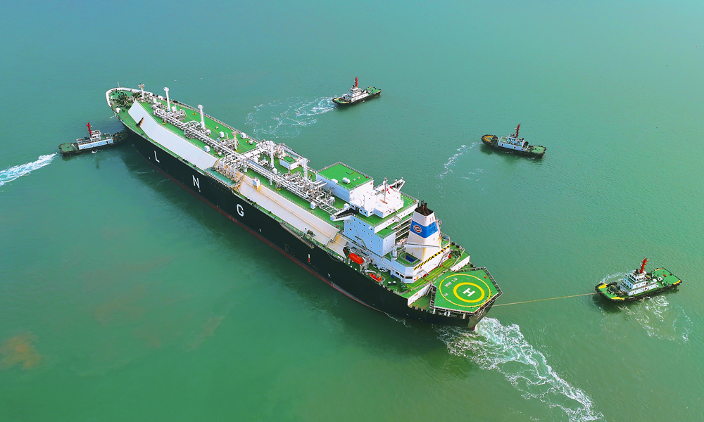 近日，LNG運輸船靠泊中國海油氣電集團福建LNG接收站。