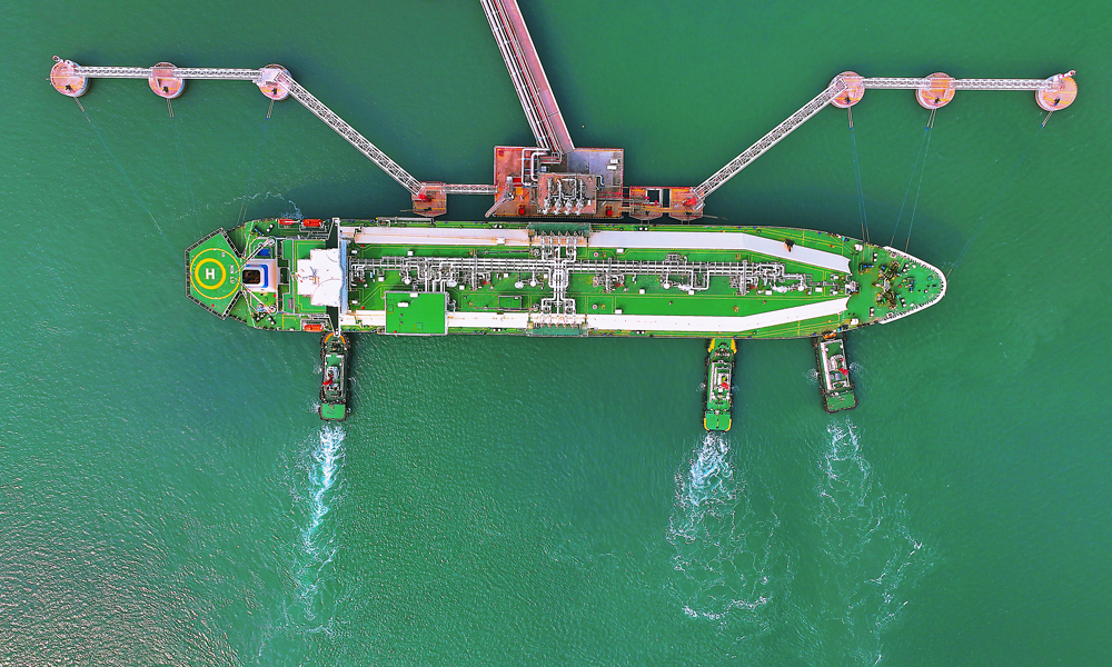 近日，LNG運輸船靠泊中國海油氣電集團福建LNG接收站。