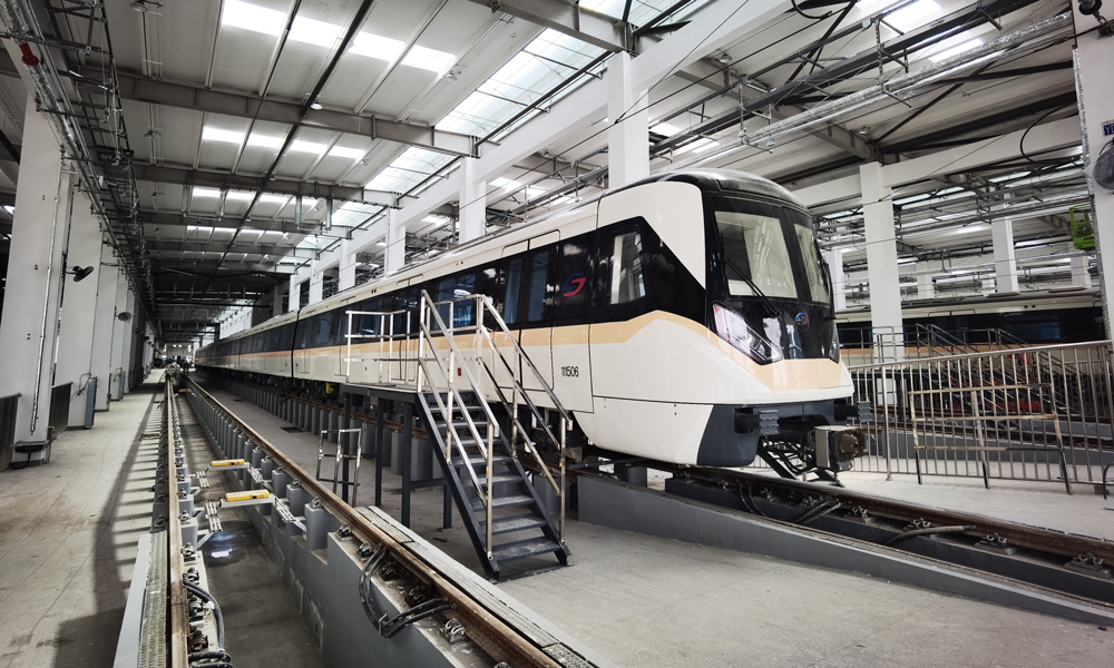 蘇州軌道交通11號線全長41.25公里，設(shè)站28座，西起蘇州工業(yè)園區(qū)唯亭站，與蘇州軌道交通3號線換乘，3號線未來將繼續(xù)西延，與無錫地鐵3號線銜接；東至昆山花橋站，與上海軌道交通11號線換乘。采用6節(jié)編組B型列車，設(shè)計速度100公里/小時，全程運營時間約57分鐘。圖為朝陽車輛段運用庫。