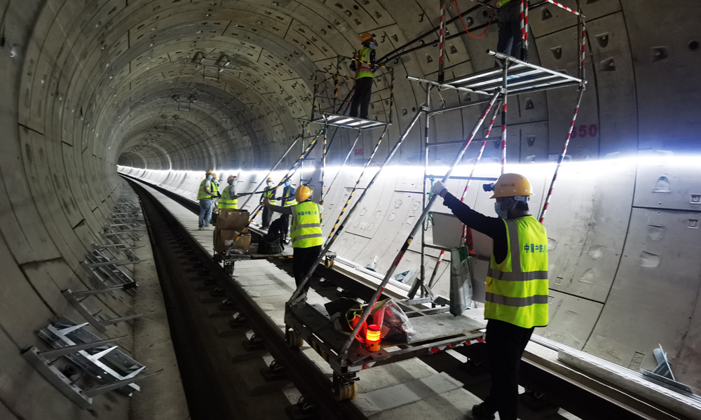 項目建設(shè)中，中國中鐵參建單位合理優(yōu)化施工工序，充分采用BIM技術(shù)，實現(xiàn)預(yù)制工廠化、施工裝配化、管理信息化、運維智慧化，攻克多重難題，為蘇州軌道交通隧道盾構(gòu)施工技術(shù)的創(chuàng)新與突破積累了寶貴經(jīng)驗。圖為蘇州軌道交通11號線信號系統(tǒng)區(qū)間漏纜敷設(shè)。