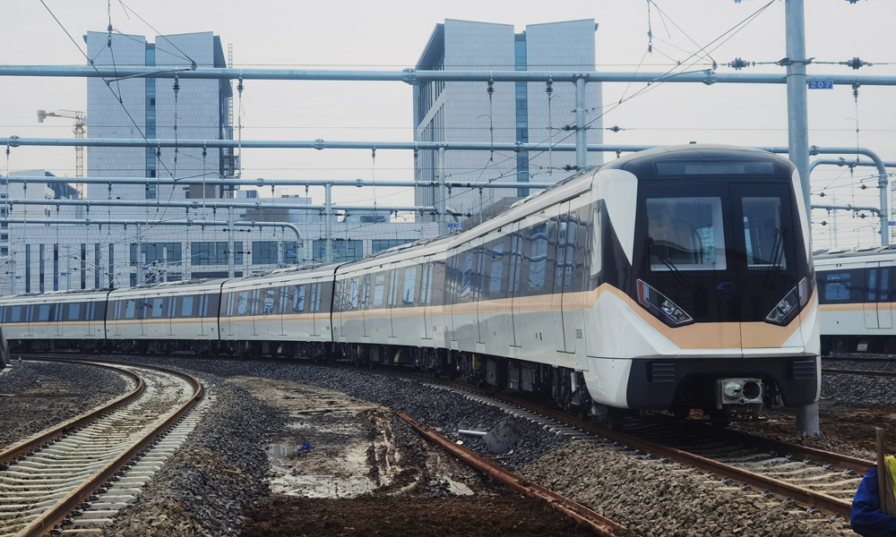 作為長三角一體化基礎(chǔ)設(shè)施互聯(lián)互通的示范工程，蘇州市軌道交通11號線與上海軌道交通網(wǎng)跨省域“無縫對接”，對推動滬蘇同城化發(fā)展，增強(qiáng)蘇州、昆山中心城區(qū)的輻射能力，引導(dǎo)城市空間布局優(yōu)化，引領(lǐng)新型城鎮(zhèn)化建設(shè)，促進(jìn)交通、產(chǎn)業(yè)、空間一體化布局，實現(xiàn)長三角城市群的協(xié)同發(fā)展，有著極其重要的示范意義。圖為蘇州軌道交通11號線車輛進(jìn)場。