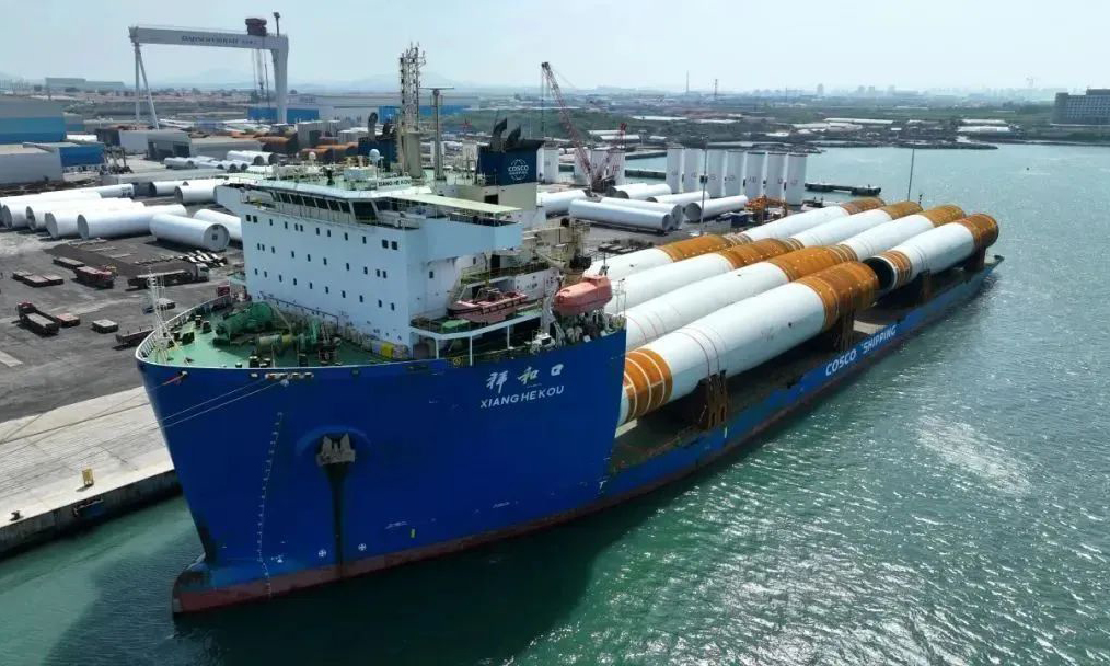 近日，中遠(yuǎn)海運(yùn)特運(yùn)半潛船“祥和口”輪在山東蓬萊港順利完成目前世界最大的風(fēng)電單樁滾裝作業(yè)，將經(jīng)過48天航行后，抵達(dá)英國Invergordon卸貨，交付Moray West風(fēng)場安裝。