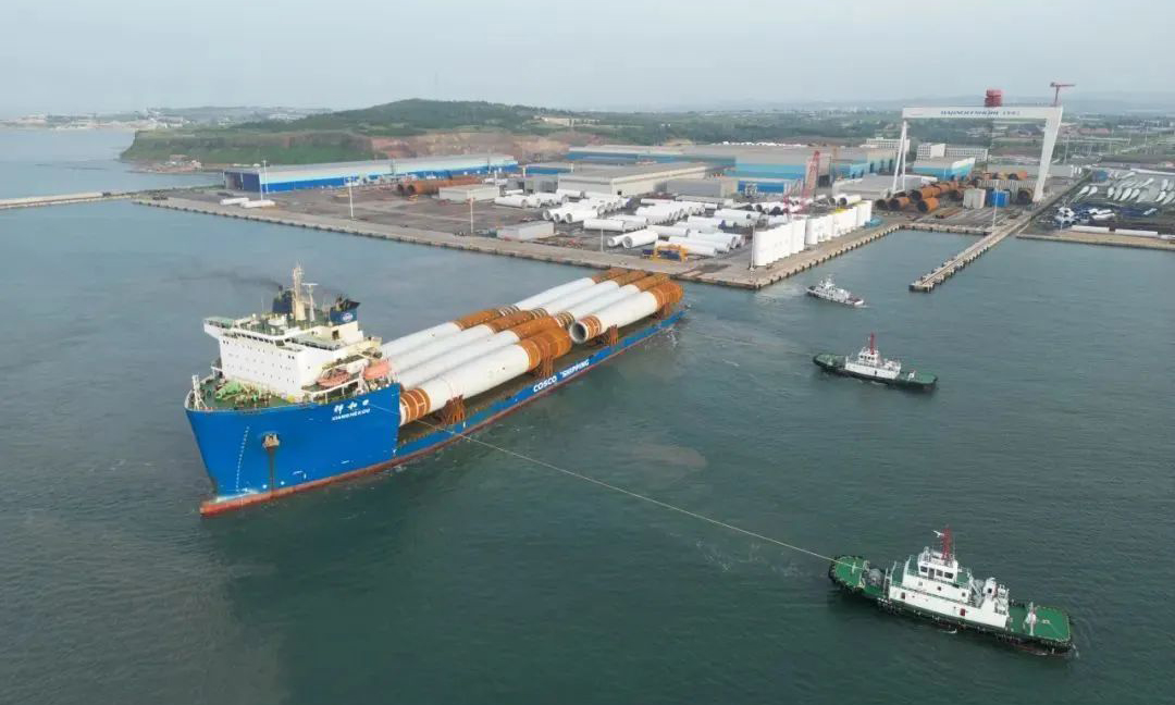 本次裝船作業(yè)采用側(cè)滾方式，中遠(yuǎn)海運(yùn)特運(yùn)船岸團(tuán)隊(duì)精細(xì)研判潮汐、天氣等外部因素，“祥和口”輪精準(zhǔn)調(diào)控船舶壓載、密切配合港口船長指揮、嚴(yán)格按照裝貨手冊進(jìn)行操作，為客戶裝貨計(jì)劃順利實(shí)施提供了關(guān)鍵支持。最終，在各方的共同努力下，8根單樁安全、順利“登船”，每根單樁平均“登船”時(shí)間不超過18分鐘，作業(yè)過程流暢、高效，獲得項(xiàng)目各方高度認(rèn)可。