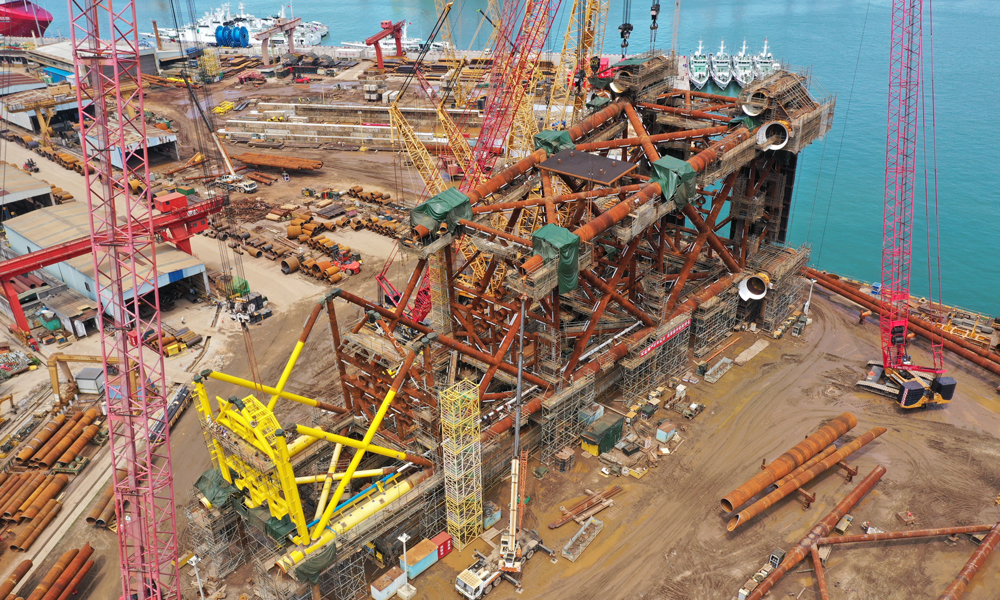 8月7日，從中國(guó)海油有限海南分公司工程建設(shè)中心傳來(lái)消息，我國(guó)海上首個(gè)超高溫高壓氣田開(kāi)發(fā)工程項(xiàng)目——樂(lè)東10-1項(xiàng)目導(dǎo)管架結(jié)構(gòu)封頂，為項(xiàng)目按期投產(chǎn)奠定了堅(jiān)實(shí)基礎(chǔ)。圖為導(dǎo)管架合龍現(xiàn)場(chǎng)。