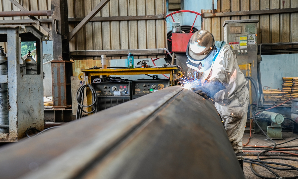 樂(lè)東10-1項(xiàng)目計(jì)劃新建一座無(wú)人井口平臺(tái)，其導(dǎo)管架為四腿八裙裝，重約3250噸，配套鋼樁約4050噸，用于支撐重量1900余噸的上部組塊。導(dǎo)管架采用臥式建造、拖拉裝船、吊裝下水、充水扶正的施工方案。圖為工作人員正在對(duì)縱焊縫進(jìn)行焊接作業(yè)。