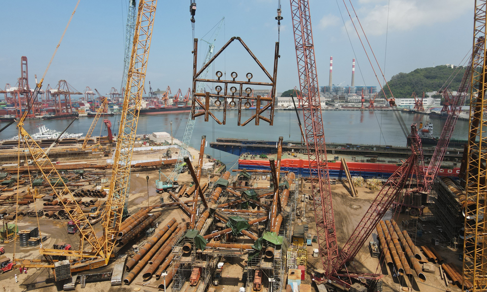 自導(dǎo)管架建造進(jìn)入總裝階段以來(lái)，面對(duì)材料到貨滯后、工期緊張、惡劣天氣等諸多困難，項(xiàng)目組持續(xù)優(yōu)化作業(yè)程序，合理調(diào)整吊裝計(jì)劃，強(qiáng)化質(zhì)量管控和吊裝安全，歷時(shí)65天高效完成27個(gè)分片的總裝，有力保障了導(dǎo)管架結(jié)構(gòu)順利封頂。圖為樂(lè)東10-1項(xiàng)目導(dǎo)管架井口片整體吊裝組對(duì)現(xiàn)場(chǎng)。