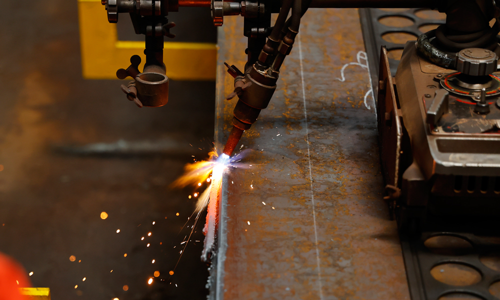 該項目熱采平臺計劃于2024年10月前全部建造完工，2024年底全面投產。屆時將運至渤海內的錦州23-2油田。圖為在海油工程青島建造現場，工人正在進行鋼材切割作業。杜鵬輝 攝