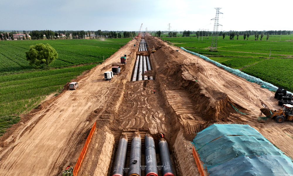 建設過程中，項目團隊在全線采用電預熱補償施工方式，埋設灌注式發泡的預制直埋保溫管和纏繞式預制直埋保溫管，采用向下焊和手工電弧焊焊接工藝，對所有焊縫進行100%X射線無損檢驗，對所有保溫接口進行全覆蓋氣密性檢驗，確保達到無補償直埋和一次成優效果；采用BIM+裝配式施工技術，建立了集質量監測等系統于一體的熱力管網信息化管理中心，有效提高了工程施工質量和效率。圖為管道敷設現場。