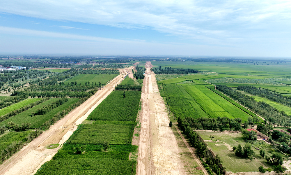 據悉，管網敷設完成后年供熱能力達9100萬平方米，將有力促進呼和浩特市供熱體制改革和有效管理，為呼和浩特市人民提供更加溫暖舒適、安全平穩的供熱保障，對于內蒙古實現“碳達峰”“碳中和”具有重要意義。圖為管道沿線土地回填復耕現場。