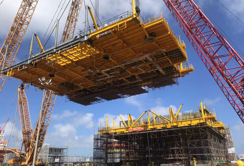 目前，“深海一號”二期工程項目正加速建設，已順利完成新建平臺上部組塊雙層甲板片吊裝就位作業，平臺建造總體進度已達到40%。“深海一號”是我國首個自主勘探開發的超深水大氣田，一期工程于2021年6月25日成功投產，二期工程所開發的是距離“深海一號”能源站約70公里的陵水25-1氣田，可使“深海一號”的天然氣儲量從1000億立方米增至1500億立方米，高峰年產量從30億立方米增至45億立方米。