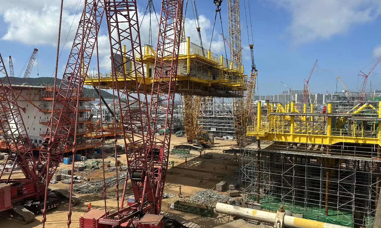 據了解，“深海一號”二期工程項目依托崖城13-1平臺現有設施，采取海洋平臺一體化開發模式，新建一座8腿12裙樁生產輔助平臺與崖城13-1AWA平臺相連，新建平臺共有三層主甲板，總重量約7000噸，分東西兩個模塊進行設計建造和海上吊裝。