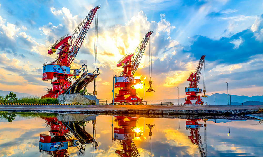 近日，中國中鐵旗下中鐵廣州局承建的廣東云浮港都騎通用碼頭道路堆場工程通過交工驗收，標志著國內首個水利與水運相結合的物流港項目——云浮港都騎通用碼頭項目建設全面完成，為年內實現竣工驗收、具備運營條件奠定了堅實基礎。