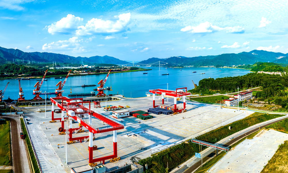 建設過程中，項目團隊研發了高邊坡樹根樁頂驅跟管鉆進劈裂注漿成樁施工工法，有效保證了注漿效果和成樁質量。創新箱涵臺車式模板施工工法，采用軌行式整體模板臺車施工，減少了內支撐架與模板安裝拆除工作量，新建箱涵長323.5米，斷面尺寸為6.6米×9.1米，凈高7.5米，是目前國內同類箱涵最大尺寸。