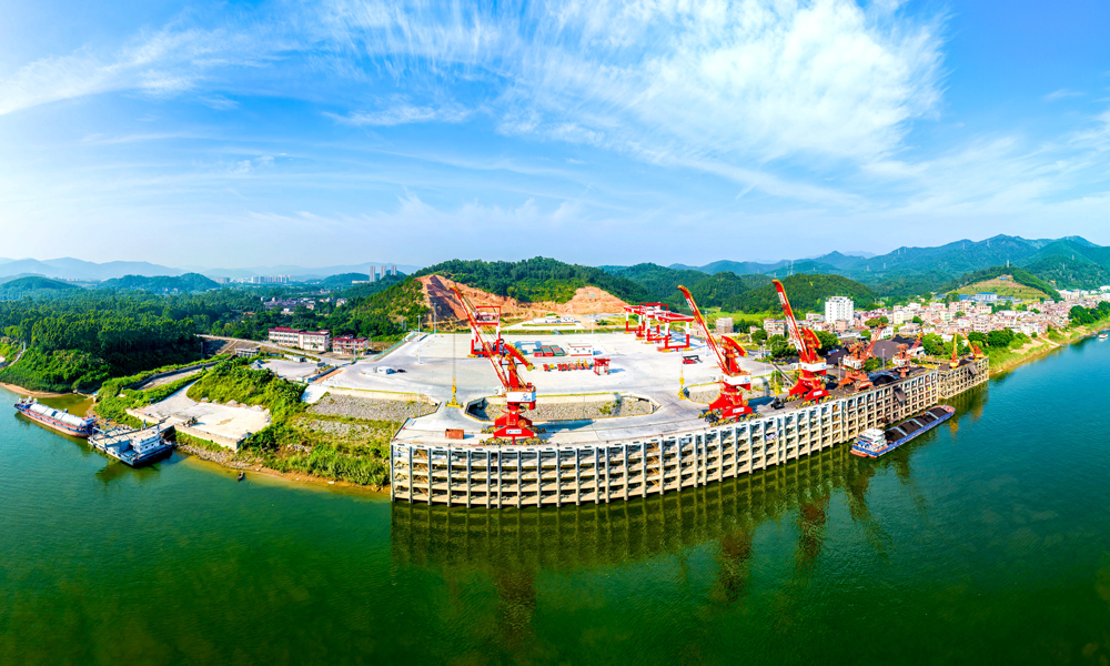 據悉，云浮港都騎通用碼頭項目云浮市現代物流產業集群的重要組成部分，投入使用后年吞吐量可達1000萬噸，集裝箱通過能力分別為近期10萬標箱、遠期30萬標箱，對于進一步優化云浮聯通粵港澳大灣區物流路徑、提高企業產品競爭力、打造云浮通江達海一站式物流服務具有重要意義。